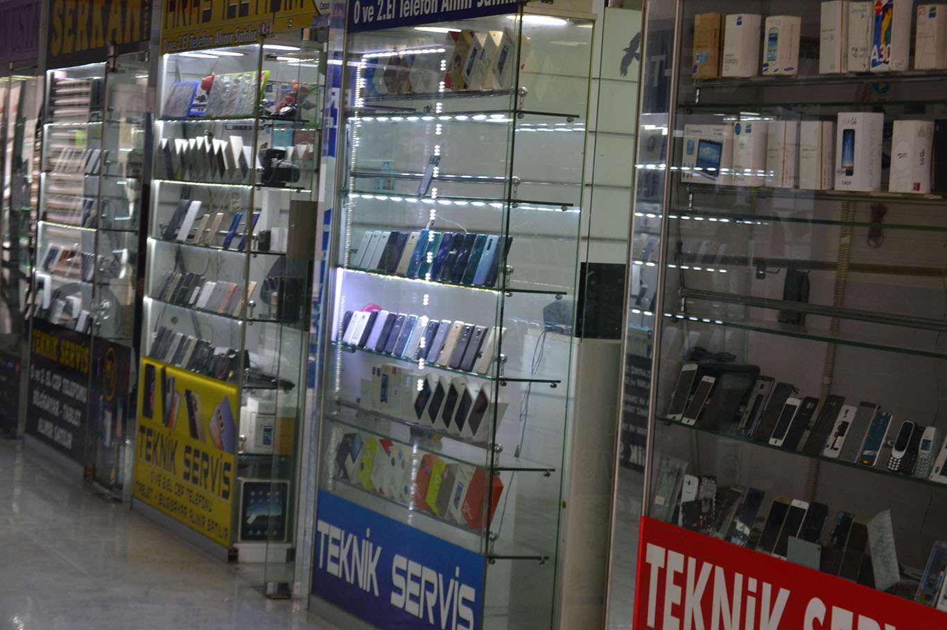 Cep telefonu piyasası KDV indirimi bekliyor Cep telefonu piyasası KDV indirimi bekliyor